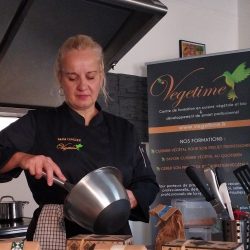 chef cuisinier en train de cuisiner vegan et végétal